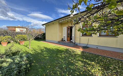 Villa Lory: Huis, Struik, Woongebied, Huis, Tuin, Groundcover, Gazon, Verblijf, Werf, Oprit