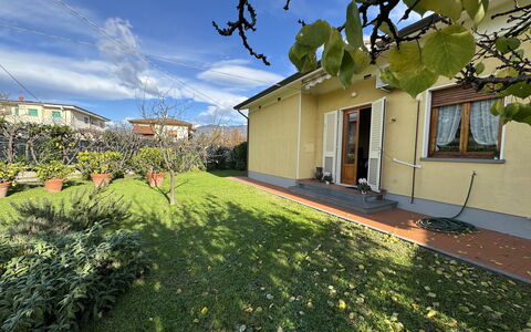 Villa Lory: Huis, Struik, Woongebied, Huis, Tuin, Groundcover, Gazon, Werf, Backyard, Landscaping