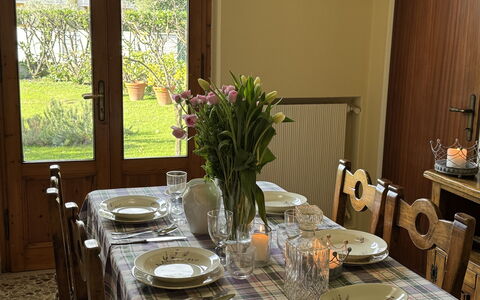 Villa Lory: Meubilair, Tableware, Tafel, Interieur Ontwerp, Stoel, Eetkamer, Hout, Keuken En Eettafel, Tafelkleed, Serveware