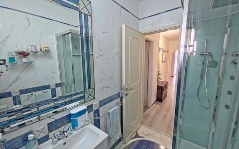 I Cipressi: Flooring, Verdieping, Interieur Ontwerp, Loodgieterswerkinrichting, Kamer, Loodgieter, Badkamer, Plafond, Kraan, Wastafel