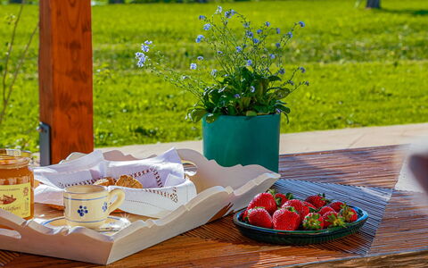 Villa Lodolaio: Tableware, Voedsel, Tafel, Serveware, Drinkware, Meubilair, Kop, Fruit, Dishware