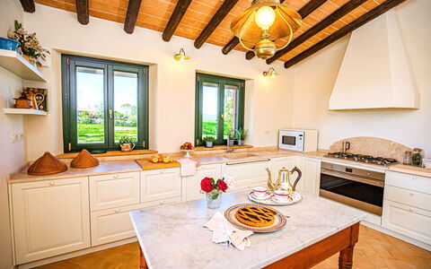 Villa Lodolaio: Interieur Ontwerp, Meubilair, Flooring, Hout, Keuken, Plafond, Countertop, Kamer, Verlichting, Verdieping