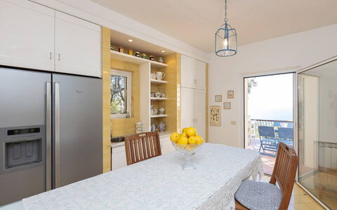 La Terrazza sul Mare: Meubilair, Flooring, Interieur Ontwerp, Hout, Verdieping, Plafond, Keuken, Keuken En Eettafel, Eetkamer, Stoel