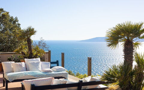 La Terrazza sul Mare: Blauw, Meubilair, Buitenmeubels, Zee, Stoel, Kust En Oceanic Landvormen, Schaduw, Oceaan, Toevlucht, Kust