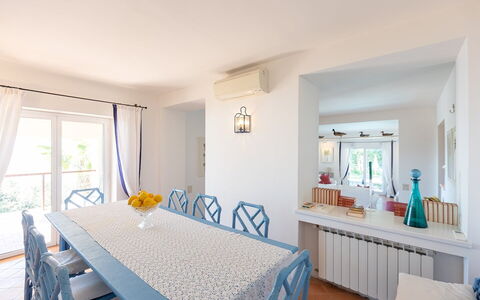 La Terrazza sul Mare: Meubilair, Interieur Ontwerp, Flooring, Hout, Tafel, Plafond, Stoel, Verdieping, Eetkamer, Keuken En Eettafel