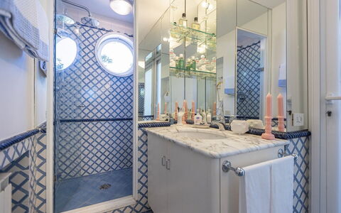 La Terrazza sul Mare: Blauw, Muur, Interieur Ontwerp, Loodgieterswerkinrichting, Badkamer, Flooring, Verlichting, Spiegel, Verdieping, Tegel