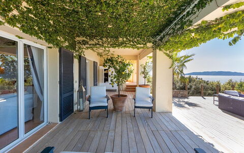 La Terrazza sul Mare: Schaduw, Toevlucht, Eco Hotel, Veranda, Buitenmeubels, Balkon, Tropen, Stoel, Villa, Dek