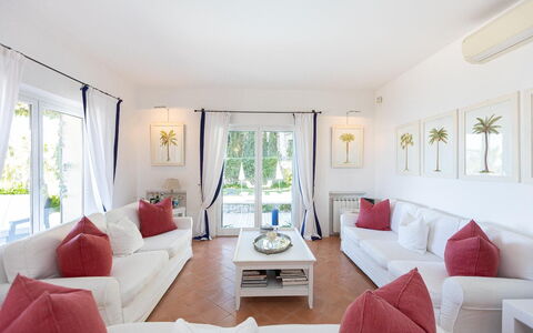 La Terrazza sul Mare: Meubilair, Interieur Ontwerp, Bankstel, Flooring, Verdieping, Woonkamer, Tafel, Plafond, Huis, Kamer