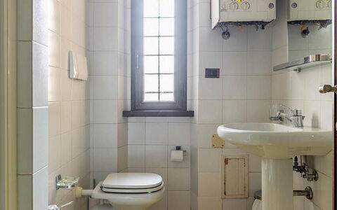 Relais de Ricci: Loodgieterswerkinrichting, Flooring, Badkamer, Wc Bril, Toilet, Verdieping, Wastafel, Loodgieter, Wastafel In De Badkamer, Kraan