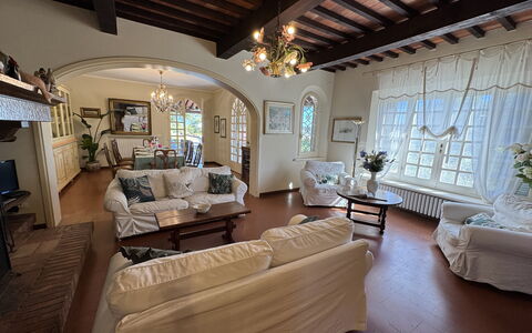 Casa Mia: Meubilair, Interieur Ontwerp, Bankstel, Flooring, Plafond, Hout, Verdieping, Woonkamer, Tafel, Kamer