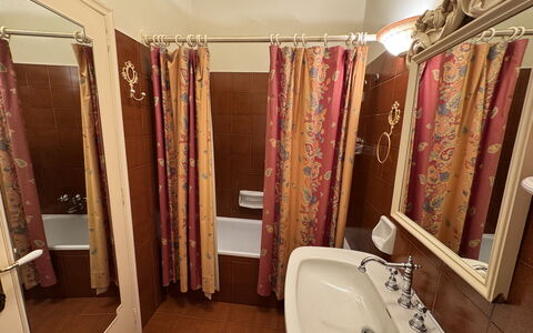 Casa Mia: Flooring, Hout, Verdieping, Loodgieterswerkinrichting, Interieur Ontwerp, Bruin, Wastafel In De Badkamer, Badkamer, Loodgieter, Wastafel