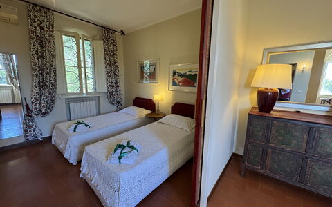 Casa Mia: Meubilair, Verdieping, Flooring, Kamer, Bed, Beits, Slaapkamer, Linens, Hardwood, Fotolijst