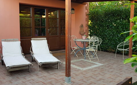 Suite Orchidea Seaside and Pool: Meubilair, Buitenmeubels, Schaduw, Stoel, Beits, Tuin, Bloempot, Backyard, Outdoor Structuur, Buitentafel