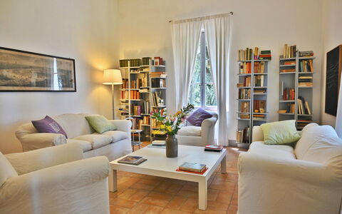 Casale Il Rondò, Private Pool, Città della Pieve: Meubilair, Interieur Ontwerp, Flooring, Muur, Bankstel, Verdieping, Hout, Woonkamer, Boekenkast, Kamer