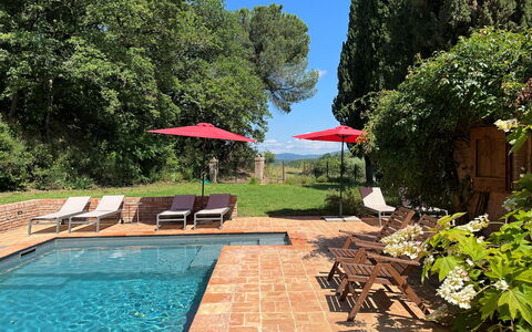 Casale Il Rondò, Private Pool, Città della Pieve: Zwembad, Tuin, Buitenmeubels, Schaduw, Toevlucht, Backyard, Landscaping, Hacienda, Werf, Landgoed