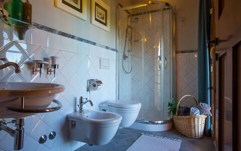 Villa Peccioli: Loodgieterswerkinrichting, Flooring, Interieur Ontwerp, Kraan, Verdieping, Loodgieter, Badkamer, Wastafel In De Badkamer, Wastafel, Lichte Inrichting