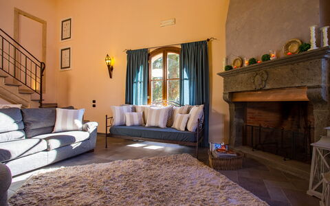 Villa Peccioli: Meubilair, Interieur Ontwerp, Bankstel, Muur, Flooring, Verdieping, Woonkamer, Textiel, Kamer, Verlichting