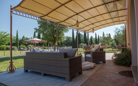 Villa Peccioli: Schaduw, Canopy, Meubilair, Buitenmeubels, Luifel, Outdoor Structuur, Stoel, Tuin, Buitentafel, Prieel