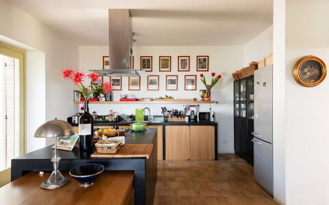 Villa Armonia: Meubilair, Keuken, Interieur Ontwerp, Countertop, Flooring, Hout, Toestel Van De Keuken, Cabinetry, Verdieping, Verlichting