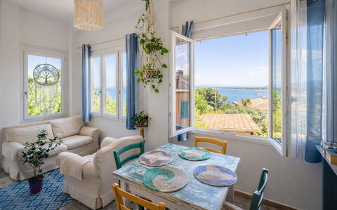 La Torre sul Ponte, Seaview, Garden: Meubilair, Huis, Stoel, Keuken En Eettafel, Kamerplant, Balkon, Schaduw, Eco Hotel, Bloempot, Linens