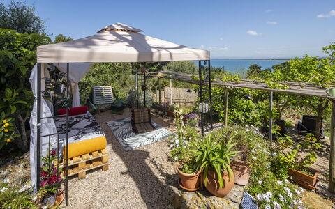 La Torre sul Ponte, Seaview, Garden: Meubilair, Buitenmeubels, Stoel, Tuin, Bloempot, Buitentafel, Schaduw, Outdoor Structuur, Patio