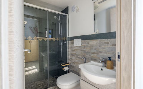 La Torre sul Ponte, Seaview, Garden: Loodgieterswerkinrichting, Badkamer, Wastafel In De Badkamer, Flooring, Wastafel, Verdieping, Interieur Ontwerp, Kraan, Spiegel, Toilet