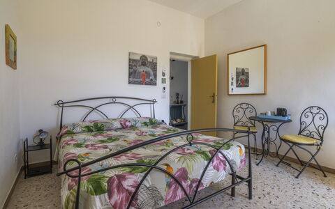 La Torre sul Ponte, Seaview, Garden: Meubilair, Slaapkamer, Bed, Verdieping, Laken, Bedding, Bed Frame, Kamer, Linens, Appartement