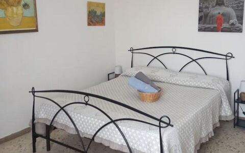 La Torre sul Ponte, Seaview, Garden: Bed, Slaapkamer, Verdieping, Bedding, Flooring, Bed Frame, Meubilair, Laken, Interieur Ontwerp, Kamer