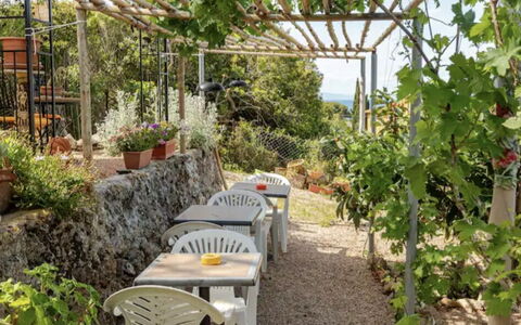 La Torre sul Ponte, Seaview, Garden: Schaduw, Tuin, Landbouw, Plantage, Stoel, Buitenmeubels, Outdoor Structuur, Buitentafel