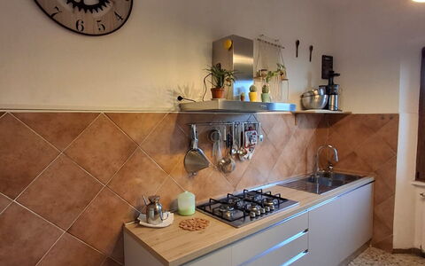 La Torre sul Ponte, Seaview, Garden: Keuken, Toestel Van De Keuken, Countertop, Major Appliance, Flooring, Fornuis, Interieur Ontwerp, Huishoudapparatuur, Hout, Fornuis