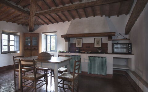 Podere Sangiovese, Pool and View in Chianti: Meubilair, Interieur Ontwerp, Flooring, Hout, Plafond, Keuken, Verdieping, Keuken En Eettafel, Tafel, Stoel