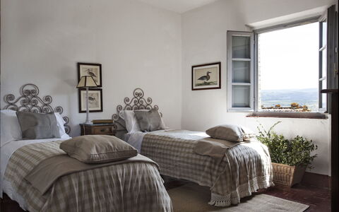 Podere Sangiovese, Pool and View in Chianti: Slaapkamer, Meubilair, Bed, Linens, Bedding, Laken, Bed Frame, Huis, Hoofdkussen, Kamer