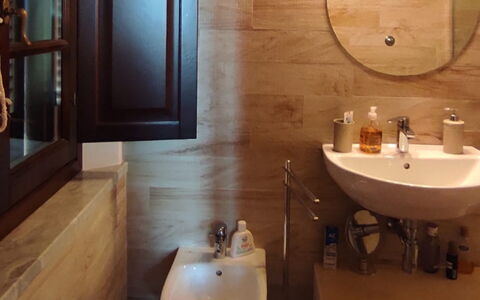 Villa Luce San Miniato: Badkamer, Wastafel In De Badkamer, Loodgieterswerkinrichting, Wastafel, Flooring, Muur, Verdieping, Interieur Ontwerp, Wc Bril, Spiegel