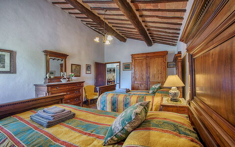 Medieval Castle Living: Vineyards, Swimming Pool &: Meubilair, Bed, Slaapkamer, Interieur Ontwerp, Plafond, Kamer, Laken, Bedding, Bed Frame, Flooring