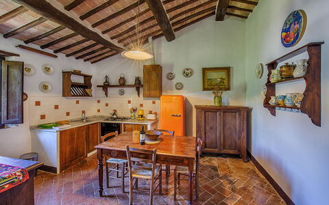 Medieval Castle Living: Vineyards, Swimming Pool &: Meubilair, Huis, Flooring, Huis, Keuken, Kamer, Cabinetry, Stoel, Beits, Keuken En Eettafel