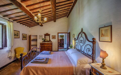 Medieval Castle Living: Vineyards, Swimming Pool &: Meubilair, Huis, Fotolijst, Bed, Bed Frame, Villa, Hotel, Slaapkamer, Lamp, Kamerplant