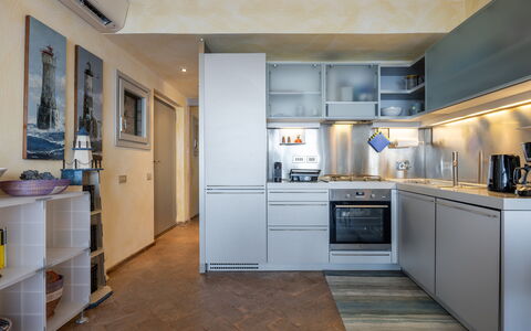 Stella Marina Apartment with Pool, Porto Santo Ste: Keuken, Toestel Van De Keuken, Countertop, Major Appliance, Interieur Ontwerp, Flooring, Huishoudapparatuur, Cabinetry, Meubilair, Fornuis