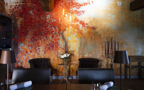 Le Tre Virtù Luxury Relais, Private Pool, Mugello: Meubilair, Interieur Ontwerp, Oranje, Verlichting, Stoel, Lichte Inrichting, Kamer, Plafond, Natuurlijk Materiaal, Woonkamer