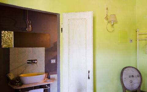 Le Tre Virtù Luxury Relais, Private Pool, Mugello: Muur, Interieur Ontwerp, Hout, Loodgieterswerkinrichting, Verlichting, Verdieping, Loodgieter, Badkamer, Flooring, Wastafel In De Badkamer