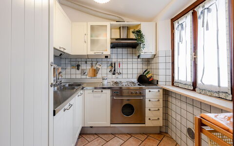 Casa Miramonti: Keuken, Toestel Van De Keuken, Countertop, Major Appliance, Interieur Ontwerp, Flooring, Cabinetry, Hout, Gootsteen, Verdieping