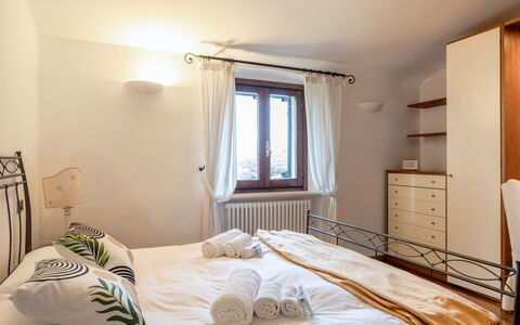 Casa Miramonti: Bed, Meubilair, Slaapkamer, Interieur Ontwerp, Bedding, Laken, Muur, Verdieping, Hout, Flooring