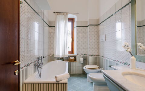 Casa Miramonti: Flooring, Loodgieterswerkinrichting, Interieur Ontwerp, Kraan, Verdieping, Wastafel, Loodgieter, Badkamer, Wastafel In De Badkamer, Tegel