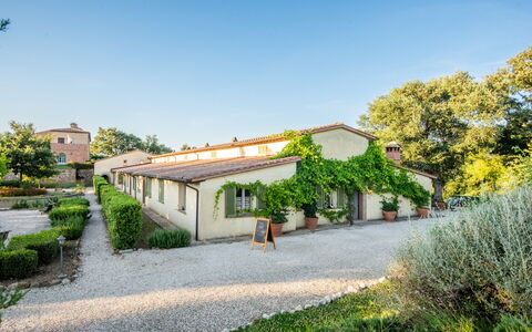 Cignella Resort: Gebouw, Huis, Facade, Struik, Architectuur, Dak, Woongebied, Huis, Landgoed