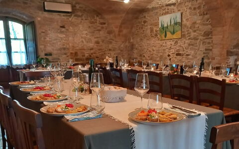 Podere Peteglia: Meubilair, Tafel, Stoel, Keuken En Eettafel, Tafelkleed, Restaurant, Interieur Ontwerp, Tableware, Eetkamer, Plafond