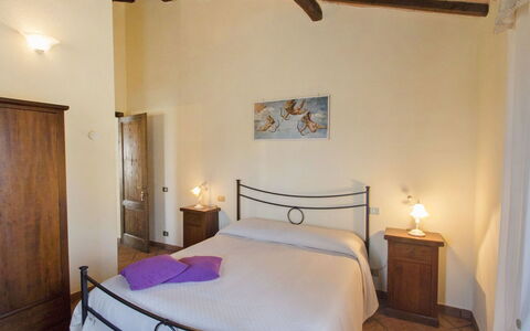 Podere Peteglia: Meubilair, Flooring, Verdieping, Interieur Ontwerp, Huis, Plafond, Kamer, Bed Frame, Bed, Slaapkamer