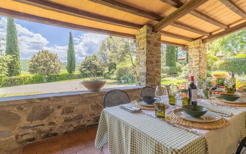 Podere Peteglia: Meubilair, Keuken En Eettafel, Stoel, Boerderij, Villa, Toevlucht, Eco Hotel, Kamerplant, Eetkamer