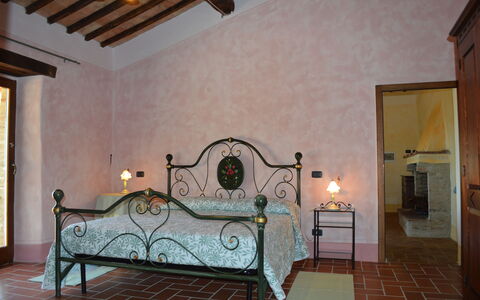 Agriturismo Bellavista, Private Pool, Val D'Orcia: Flooring, Verdieping, Meubilair, Slaapkamer, Bed Frame, Bed, Lamp, Lichte Inrichting, Bedding, Kamerplant