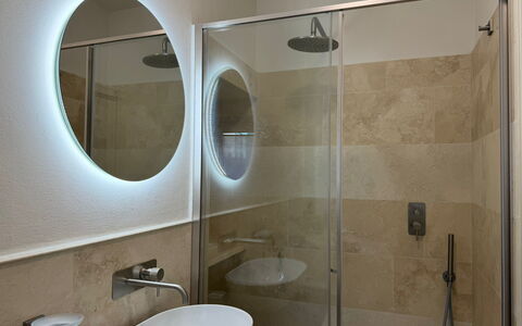 Casa Amandoli: Badkamer, Interieur Ontwerp, Loodgieterswerkinrichting, Muur, Flooring, Wastafel In De Badkamer, Spiegel, Verdieping, Loodgieter, Wastafel