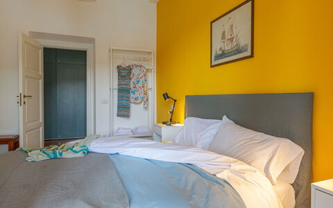 Villa Fior di Roccia: Meubilair, Bed, Slaapkamer, Interieur Ontwerp, Bedding, Laken, Geel, Linens, Verdieping, Flooring