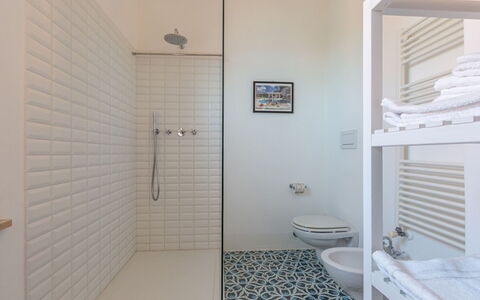 Villa Fior di Roccia: Flooring, Muur, Verdieping, Interieur Ontwerp, Badkamer, Loodgieterswerkinrichting, Tegel, Samengesteld Materiaal, Kamer, Plafond